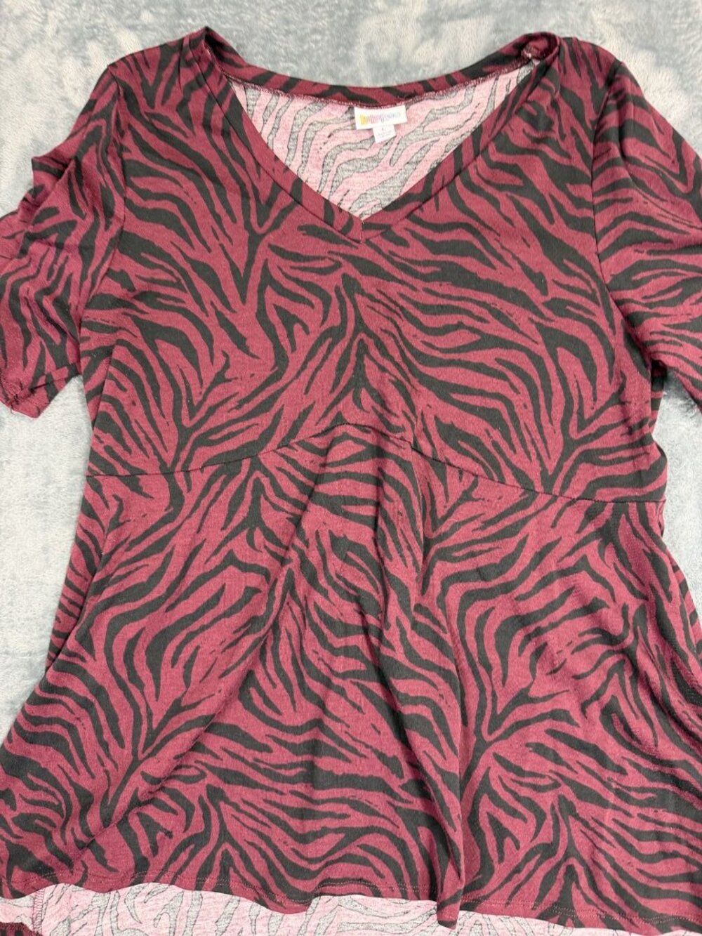 LuLaRoe Burgundy & Black Zebra Print High-Low V-Neck Tunic Top Womens Size L - Picture 4 of 10